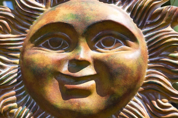 Usmívající se tvář keramické slunce — Stock fotografie
