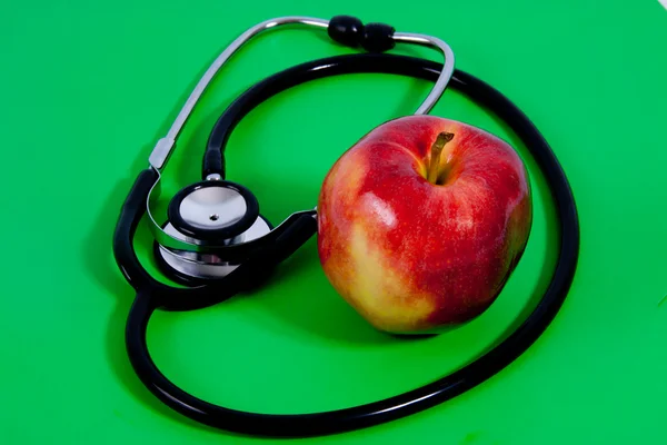 赤いリンゴと聴診器 — ストック写真
