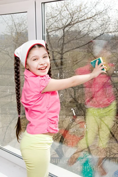 女孩洗窗 — 图库照片