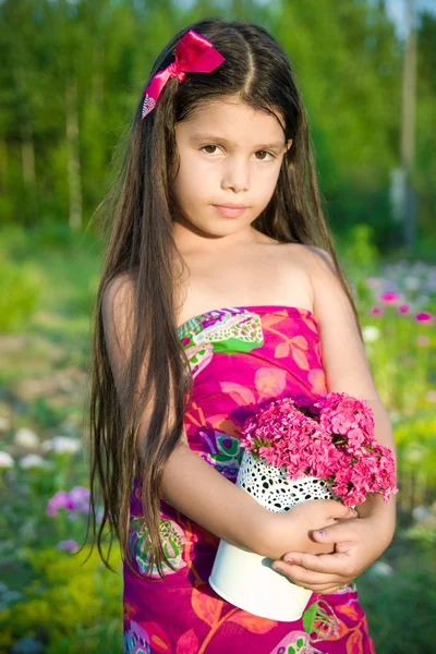 Dívka s růžovými květy v létě — Stock fotografie