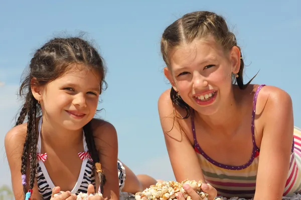 Duas meninas jazem na praia — Fotografia de Stock
