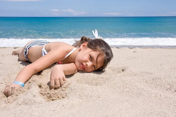 Menina na praia — Fotografia de Stock