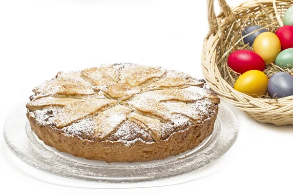 Hemgjord "ruebli-pie" tårta och korg med påskägg — Stockfoto