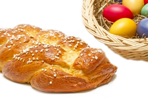Сладкий плетеный хлеб с пасхальными яйцами — стоковое фото