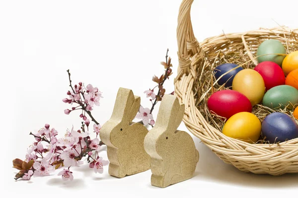 Ovos de Páscoa pintados em uma cesta — Fotografia de Stock