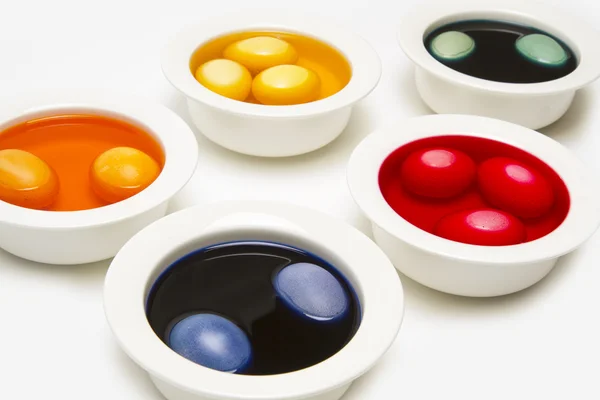 Painting easter eggs in white bowls — Stock Photo, Image