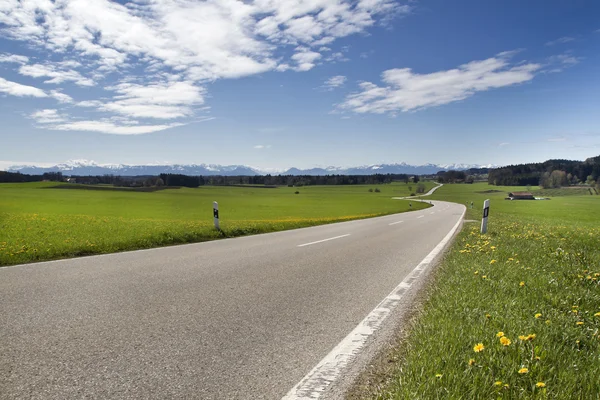 Bavyera, Almanya, Bahar sahne ile köy yolunda — Stok fotoğraf
