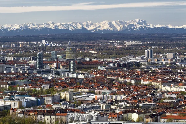 München med utsikt över de bayerska Alperna vid foehn vind — Stockfoto