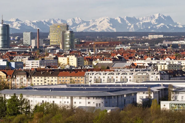 Munich with view of the bavarian alps at foehn wind — Stock Photo, Image