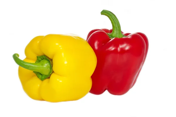 Κίτρινες και κόκκινες πιπεριές πάπρικα σε άσπρο φόντο — Φωτογραφία Αρχείου
