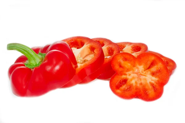 Skivad paprika peppar på vit bakgrund — Stockfoto