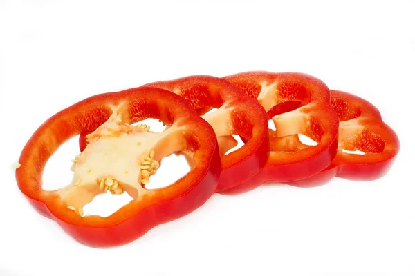 Paprika in Scheiben geschnitten auf weißem Hintergrund — Stockfoto