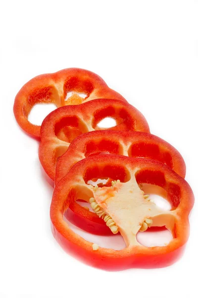 Paprika in Scheiben geschnitten auf weißem Hintergrund — Stockfoto