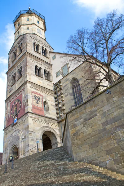 ? Michaelskirche; Εκκλησία στην πόλη του Schwaebisch αίθουσα — Φωτογραφία Αρχείου