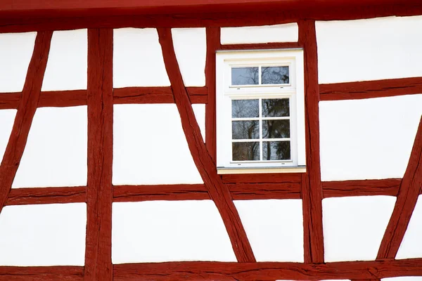 Fachada de uma casa histórica de meia-madeira — Fotografia de Stock