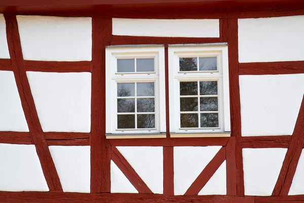 半砖木结构的老房子的外观 — 图库照片