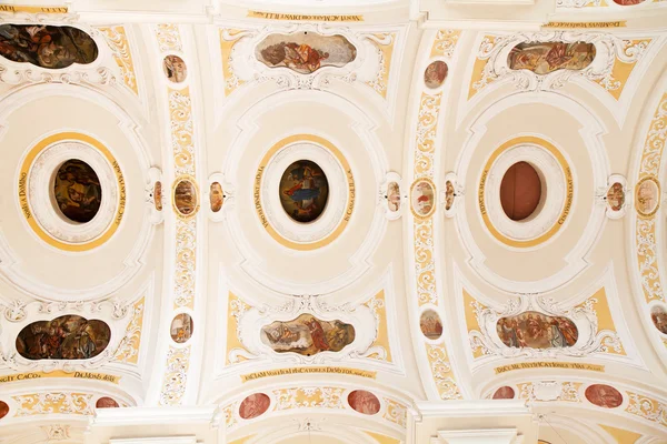 Потолок в стиле барокко с живописью в Германии — стоковое фото