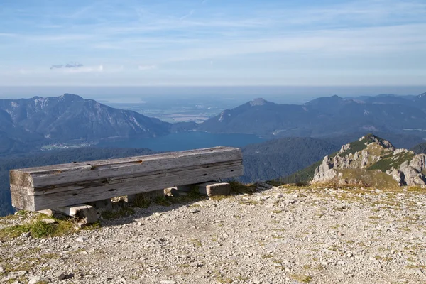 休息的长凳在巴伐利亚的阿尔卑斯山，德国 — 图库照片