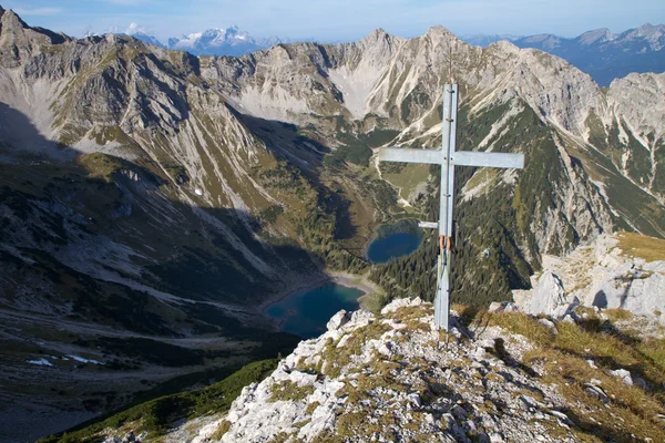 Krzyż na szczycie szczytu "gumpenkarspitze", Bawaria — Zdjęcie stockowe