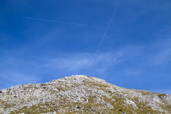 Two vapour trails in the bavarian alps, Germany — Stock Photo, Image