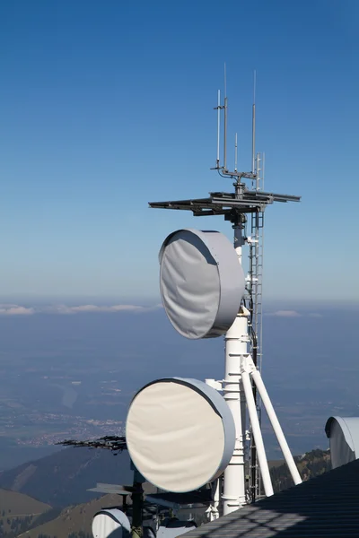 Различные антенны установлены на вершине горы в Баварии — стоковое фото
