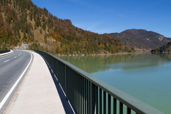 湖を渡る橋か。Sylvenstein?ドイツ、バイエルン州の水保護区 — ストック写真