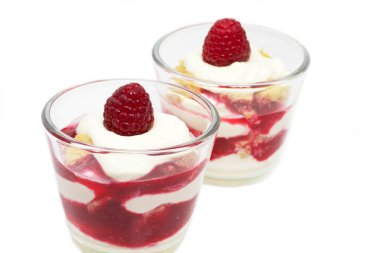 Ahududu mascarpone tatlı küçük bardaklarda