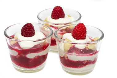 Ahududu mascarpone tatlı küçük bardaklarda