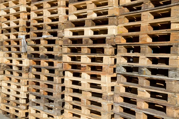Pallets stacked in a pile outside — Stock Photo, Image