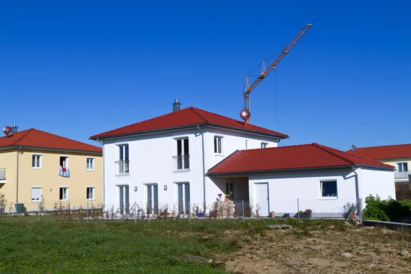 Zona de viviendas de nueva construcción en la Baviera rural, Alemania — Foto de Stock