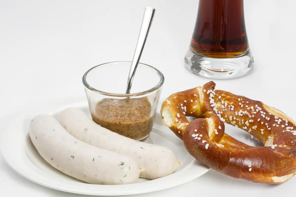 Salsicha branca bávara fresca, pretzel, mostarda e cerveja — Fotografia de Stock