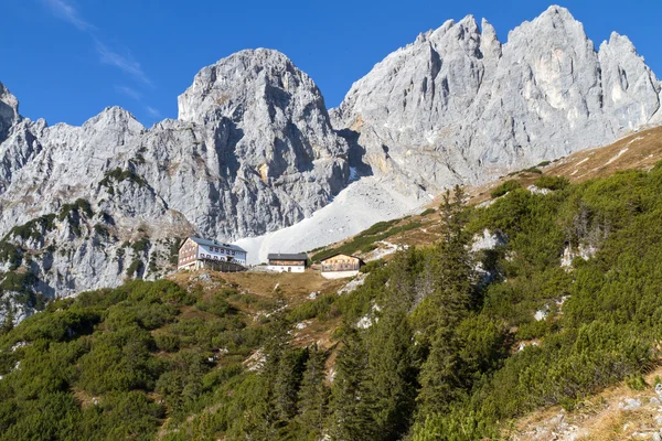 Turistika v rakouských Alpách (Zahmer Kaiser hory) — Stock fotografie