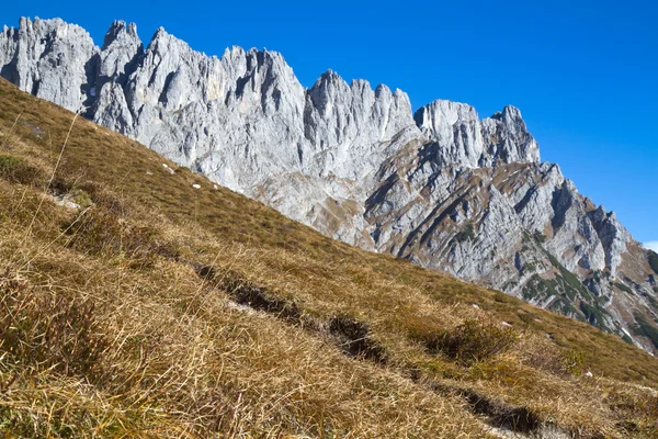 Vandring i de österrikiska Alperna (Zahmer Kaiser-bergen) — Stockfoto