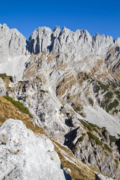 Vandring i de österrikiska Alperna (Zahmer Kaiser-bergen) — Stockfoto