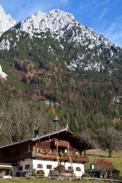 Ferme dans les montagnes "Zahmer Kaiser" au Tyrol, Autriche — Photo