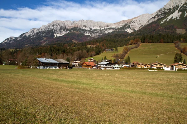 Wieś będzie u podnóża szczytu zahmer kaiser montains, tyrol, austria — Zdjęcie stockowe
