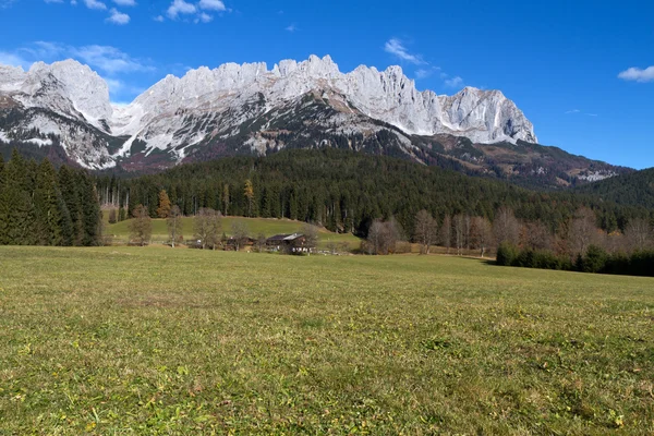 "Zahmer Kaiser "montanhas no Tirol, Áustria, no outono — Fotografia de Stock