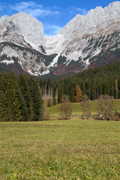 "Zahmer Kaiser "góry w Tyrolu, Austria, jesienią — Zdjęcie stockowe