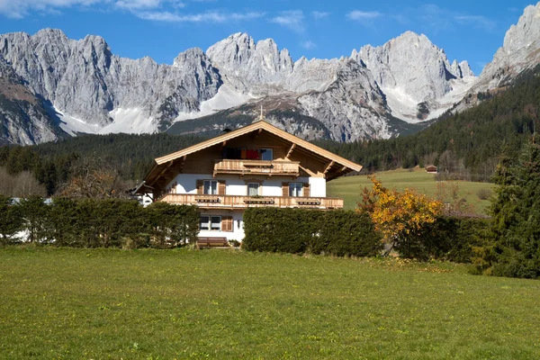 Casa rural en las montañas "Zahmer Kaiser" en Tirol, Austria —  Fotos de Stock