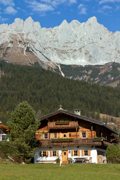 Farmhouse at “Zahmer Kaiser” mountains in Tyrol, Austria — Stock Photo, Image