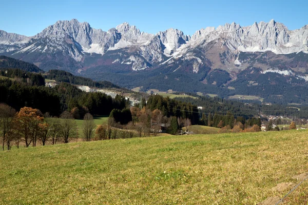 Montañas "Zahmer Kaiser" en Tirol, Austria, en otoño —  Fotos de Stock