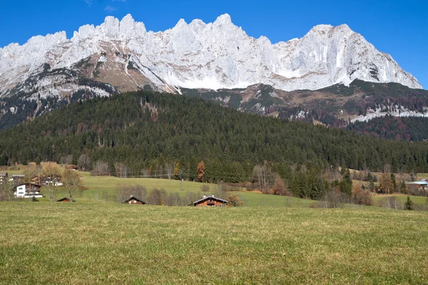 ? Zahmer Kaiser? góry w Tyrolu, Austria, jesienią — Zdjęcie stockowe