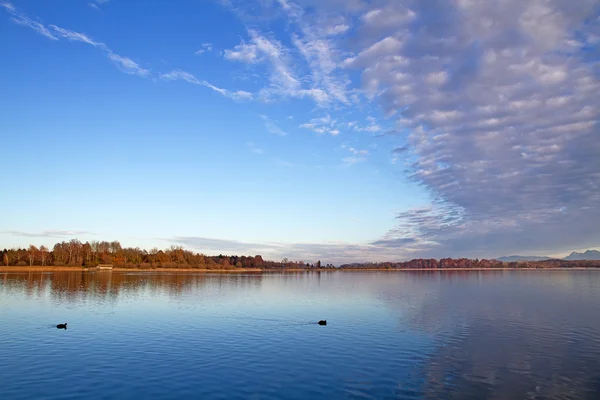 Осень на озере Кимзее в Баварии, Германия — стоковое фото
