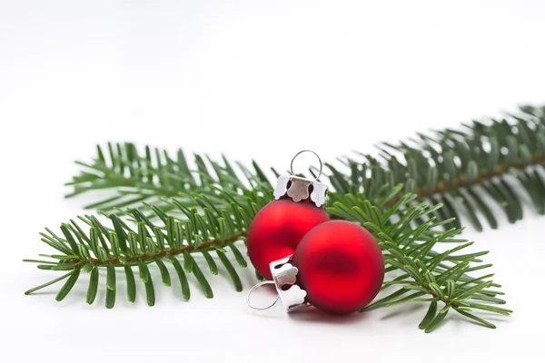 Kleiner Tannenzweig mit Weihnachtskugeln — Stockfoto
