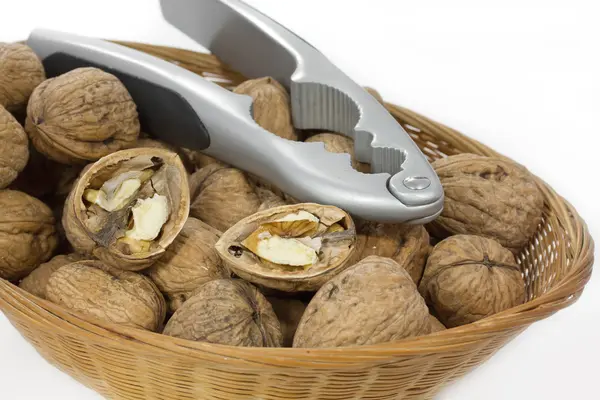 Vlašské ořechy v malé koše s Louskáček — Stock fotografie