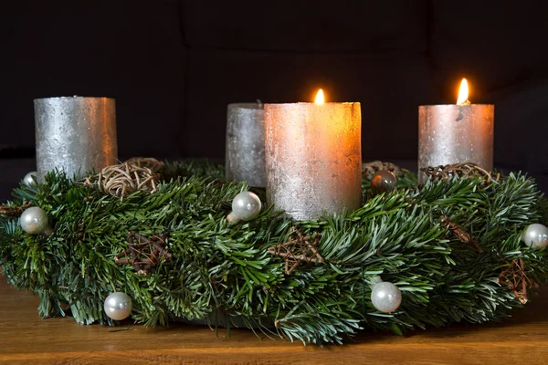 Iki yanan mumlar ile Noel çelenk — Stok fotoğraf