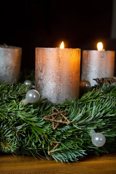 Adventskranz mit zwei brennenden Kerzen — Stockfoto