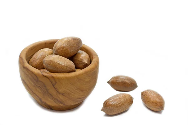 Pekanové ořechy v dřevěné misce — Stock fotografie