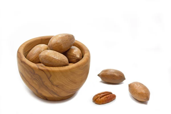 Pekanové ořechy v dřevěné misce — Stock fotografie