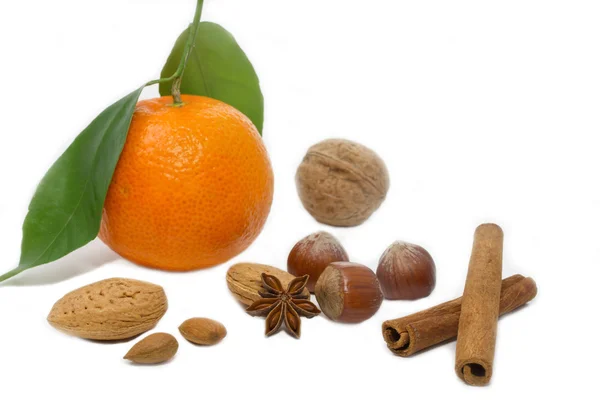 Mandarijn met noten en kaneelstokjes — Stockfoto